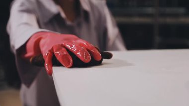 Koruyucu giysili ve eldivenli işçi.