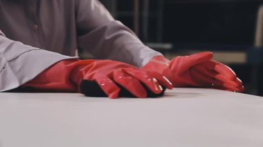 Mutfakta kadın eli eldivenin yakın görüntüsü..