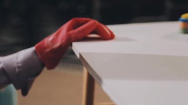 Adamın elleri mutfakta odun kesiyor.