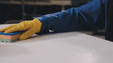 Koruyucu eldivenli bir işçi yerde çalışıyor. İşçi ofiste..