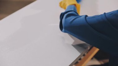 Evdeki duvarı boyuyorum.