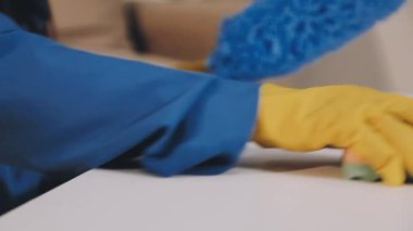 Eldivenlerle adamın ellerini kapat. Evi paçavrayla temizle.