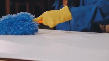 Evdeki temizlik malzemelerini kapatın.