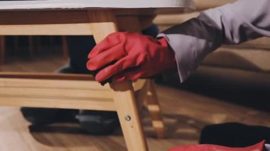 Mutfaktaki işçi, eldivenler ve koruyucu bir maske. Coronavirus 'a karşı koruma kavramı.