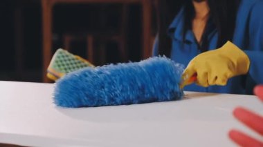 Bir kadının eldivenlerini fırçayla yakın çekim.