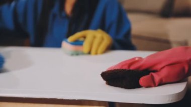 Ellerinizi masanın üzerine koyun.