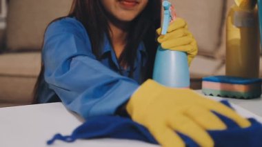 Kadının elini kapat ve evi temizle.