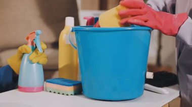 Odadaki temizlik malzemeleri.