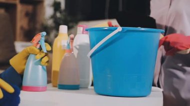 Yakın plan - elinde mavi eldivenli bir adamın temizliği