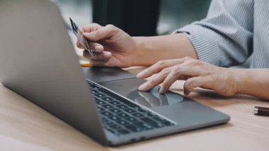 İşadamı ofiste dizüstü bilgisayarda çalışıyor.