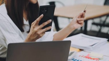 Tablet bilgisayar ve akıllı telefonla çalışan iş kadını