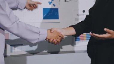 Başarılı iş toplantısından sonra el sıkışma iş ortakları.