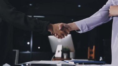 Kapat. Ofiste tokalaşan iki iş adamı. takım çalışması konsepti