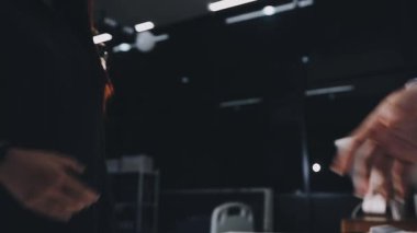 İş adamları ofiste el sıkışıyor.