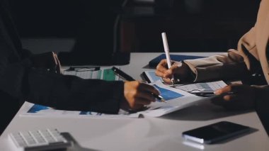 Ofiste çalışan iş adamları