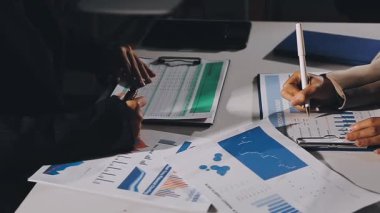 İş adamları birlikte çalışıyor ve iş planlarını tartışıyorlar