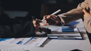 İş adamları ofiste toplanıyor.