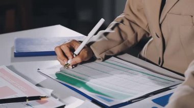 Belgelerle çalışan işadamı