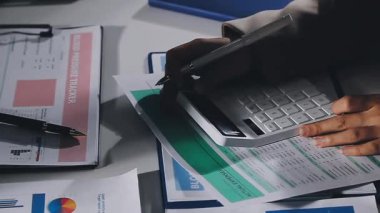 Genç işadamı ofiste çalışırken notlar yazıyor.