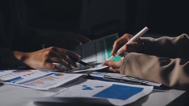 Modern ofiste finansal raporlarla çalışan iş adamları