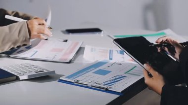 Kapat. Hesap makinesi ve finansal verileri kullanan bir iş kadını. İş ekibinin fotoğrafı.