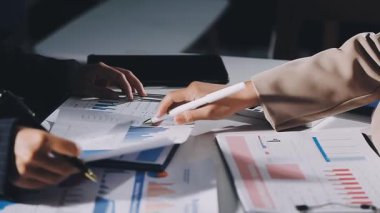 Ofiste mali belgelerle çalışan işadamları.