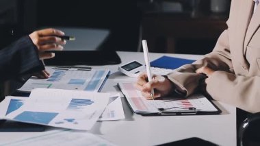 Ofiste tablet bilgisayarla çalışan takım elbiseli iş kadını..