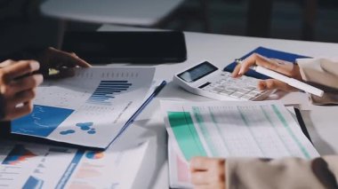 İş adamı masadaki finansal grafikleri analiz ediyor..