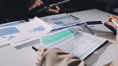 İşadamı ofiste mali belgelerle çalışıyor.