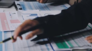 Finansal tablolar, ofis masasında dizüstü bilgisayarı olan iş adamı, iş konsepti.