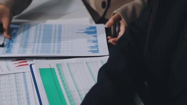 Finans grafiğini hesap makinesiyle analiz eden iş adamı