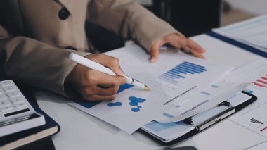 Masa başında çalışan iş kadınları