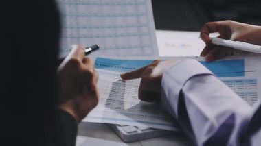 İş adamı ve kadın finansal verilerle çalışıyor ve iş sonuçlarını şirkete analiz ediyorlar..