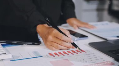 Ofisteki bilgisayarla ilgili mali raporla çalışan işadamı