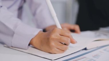 Ofiste dizüstü bilgisayarda çalışan iş adamları.