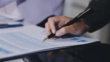 belge üzerinde yazma işadamı