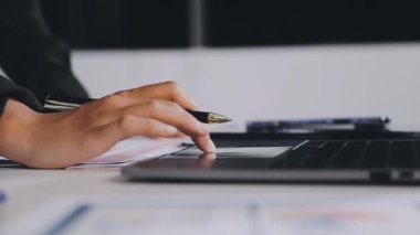 İşadamı ofiste dizüstü bilgisayar kullanıyor.