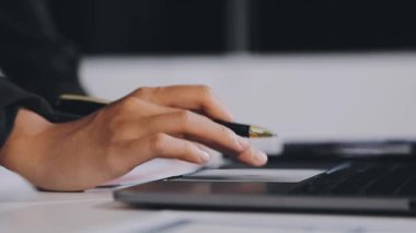 Dijital tablet ve dizüstü bilgisayarla çalışan iş adamı