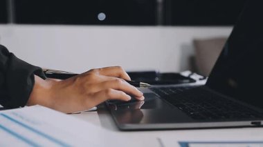 Ofiste dizüstü bilgisayar kullanan bir iş adamı