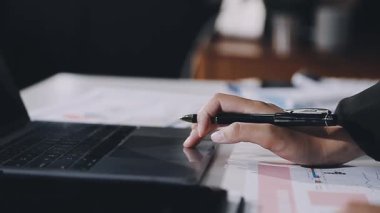 Dizüstü bilgisayar ve kalem kullanan iş adamı