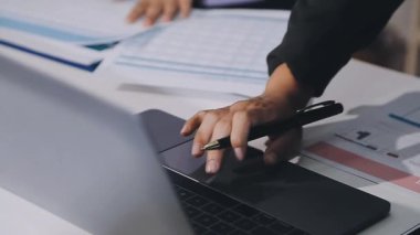 Modern ofisteki iş bilgisayarını kullanarak iş adamını kapatın. iş adamları ve teknoloji.