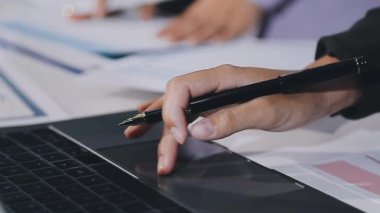 İş kadını el yazısı masadaki deftere. Ofiste çalışan iş adamları