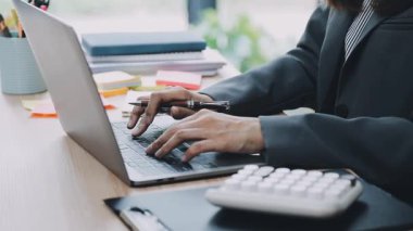 Bilgisayar klavyesinde yazan iş kadını