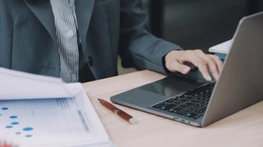 İş kadını ofiste dizüstü bilgisayar ile çalışma