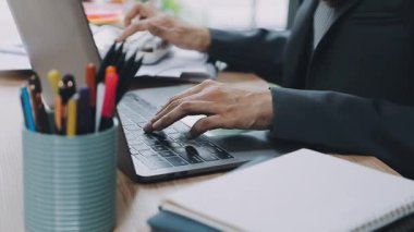 Ofiste çalışan bir iş adamı.