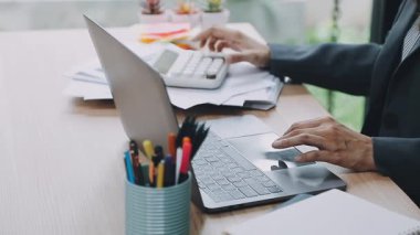 Merkez büroda çalışan iş kadını.