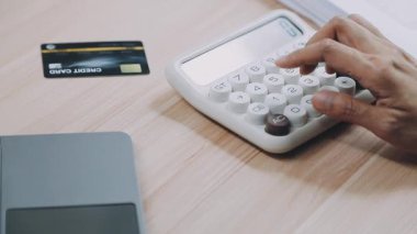 Ofisteki hesap makinesinde yazan işadamının el yazısını kapat