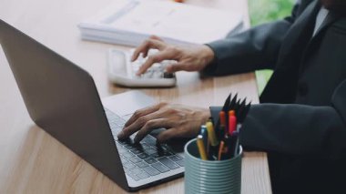 Ofiste dizüstü bilgisayar kullanan iş adamı