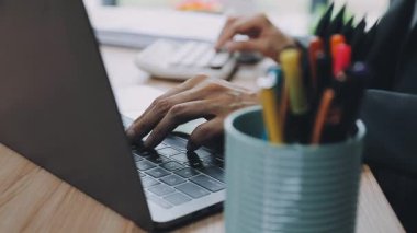 Dizüstü bilgisayarda çalışan iş adamı