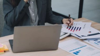 Ofiste dizüstü bilgisayarda çalışan iş kadını..